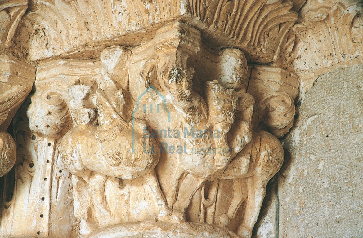 Capitel de la portada, con combate entre un caballero y un centauro