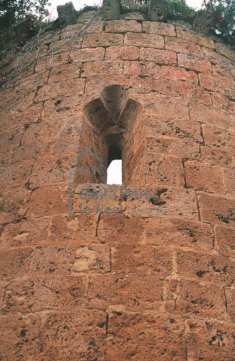 Detalle de las ruinas de la ventana absidal