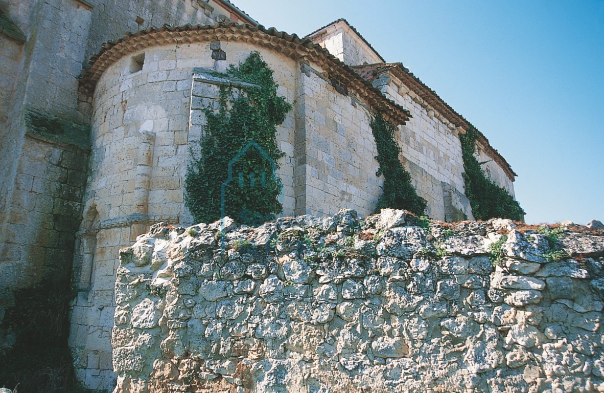 Vieja iglesia románica en la fachada norte