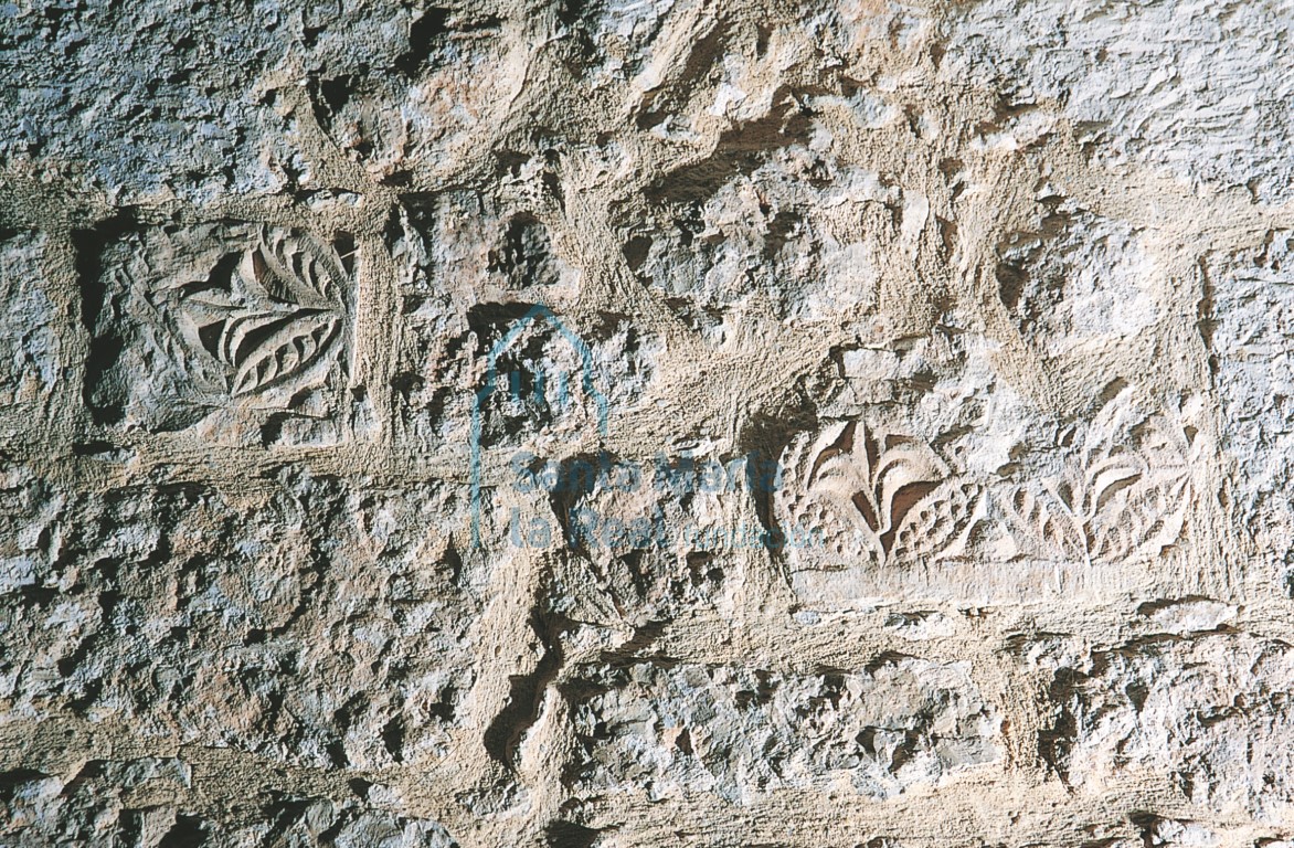 Restos de relieves usados como mampuesto en el muro interior de la nave