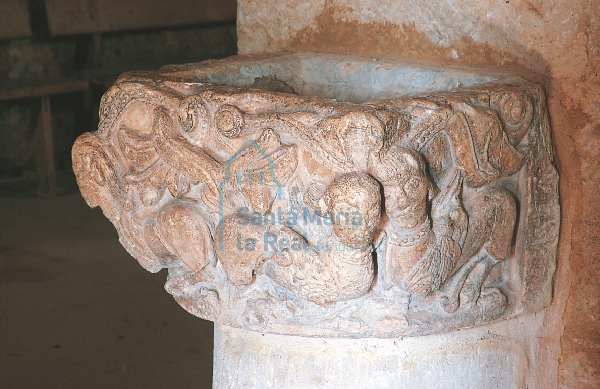 Detalle del capitel reutilizado como pila del agua bendita