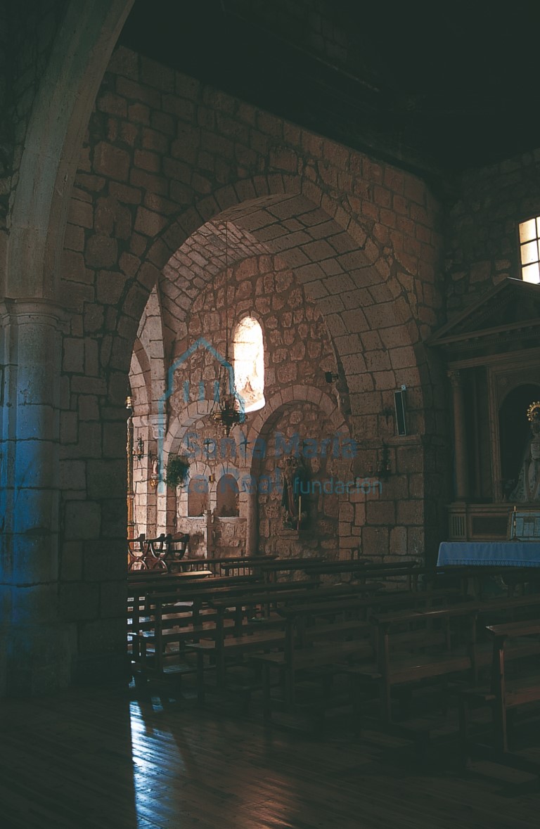 Interior de la capilla mayor con las arquerías que decoran los muros del presbiterio