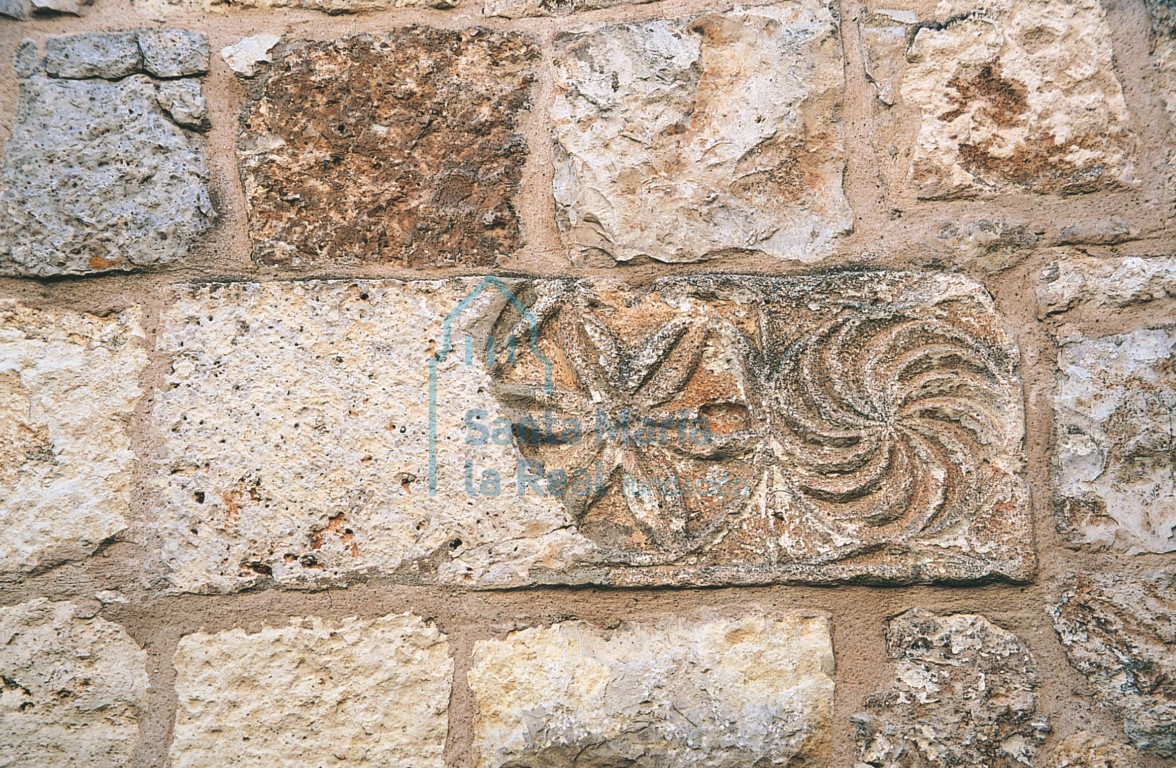 Relieve prerrománico reutilizado en el muro occidental de la iglesia