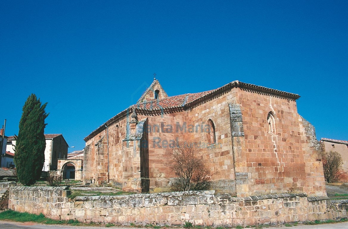 Iglesia de Santa Cecilia de Salas de los Infantes con la portada procedente de la iglesia de Santa Eulalia de Mazariegos