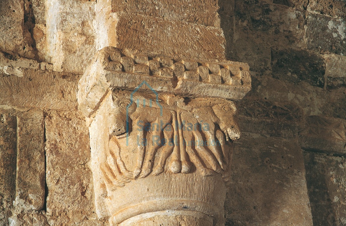 capitel con cuadrúpedos del arco triunfal