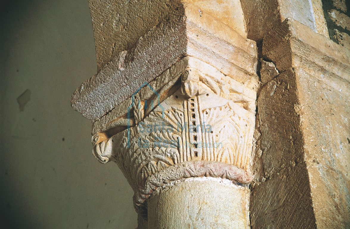 Capitel del lado de la epístola del arco triunfal, decorado con hojas de acanto, caulículos y crochets