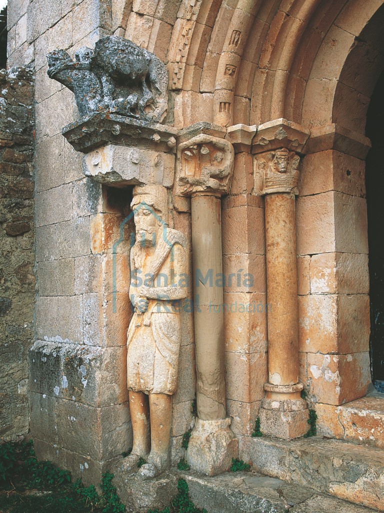 Estatua-columna en la portada