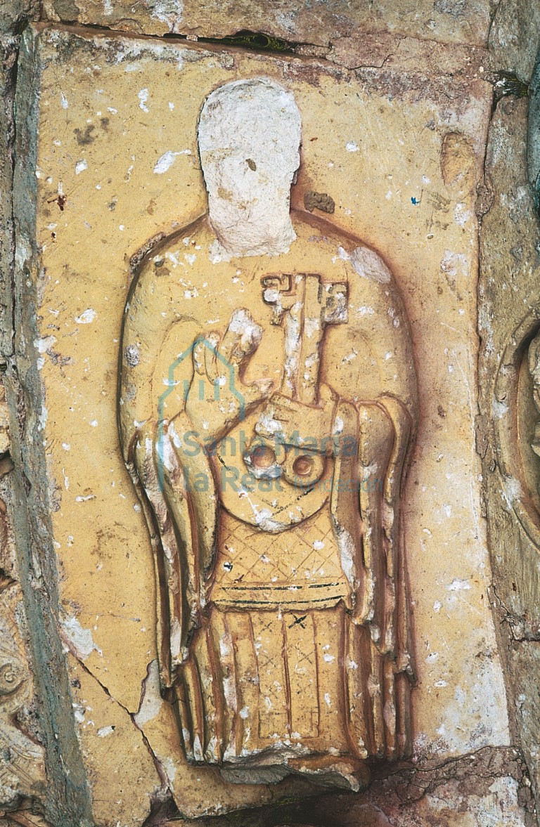 Primera arquivolta de la portada, con figura de San Pedro
