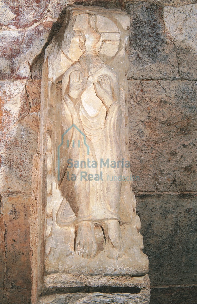 Canecillo de la antigua iglesia románica, con imagen de Cristo