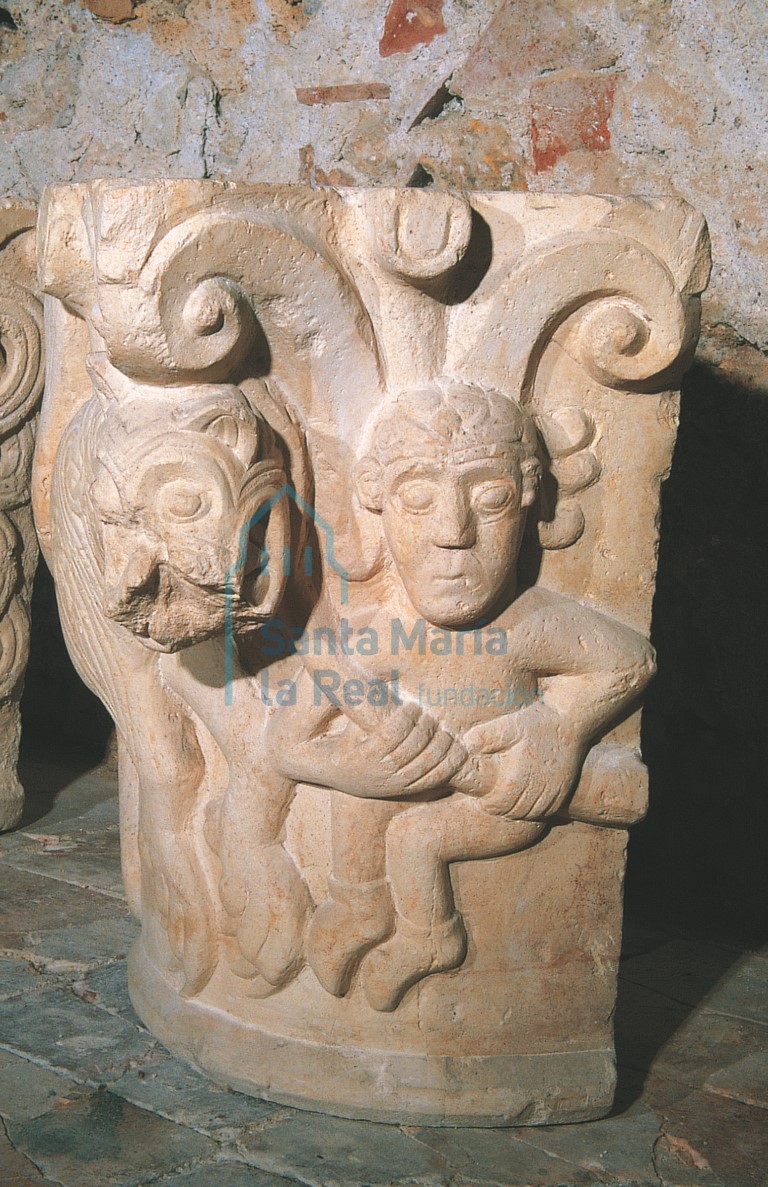 Capitel descontextualizado de la antigua iglesia románica
