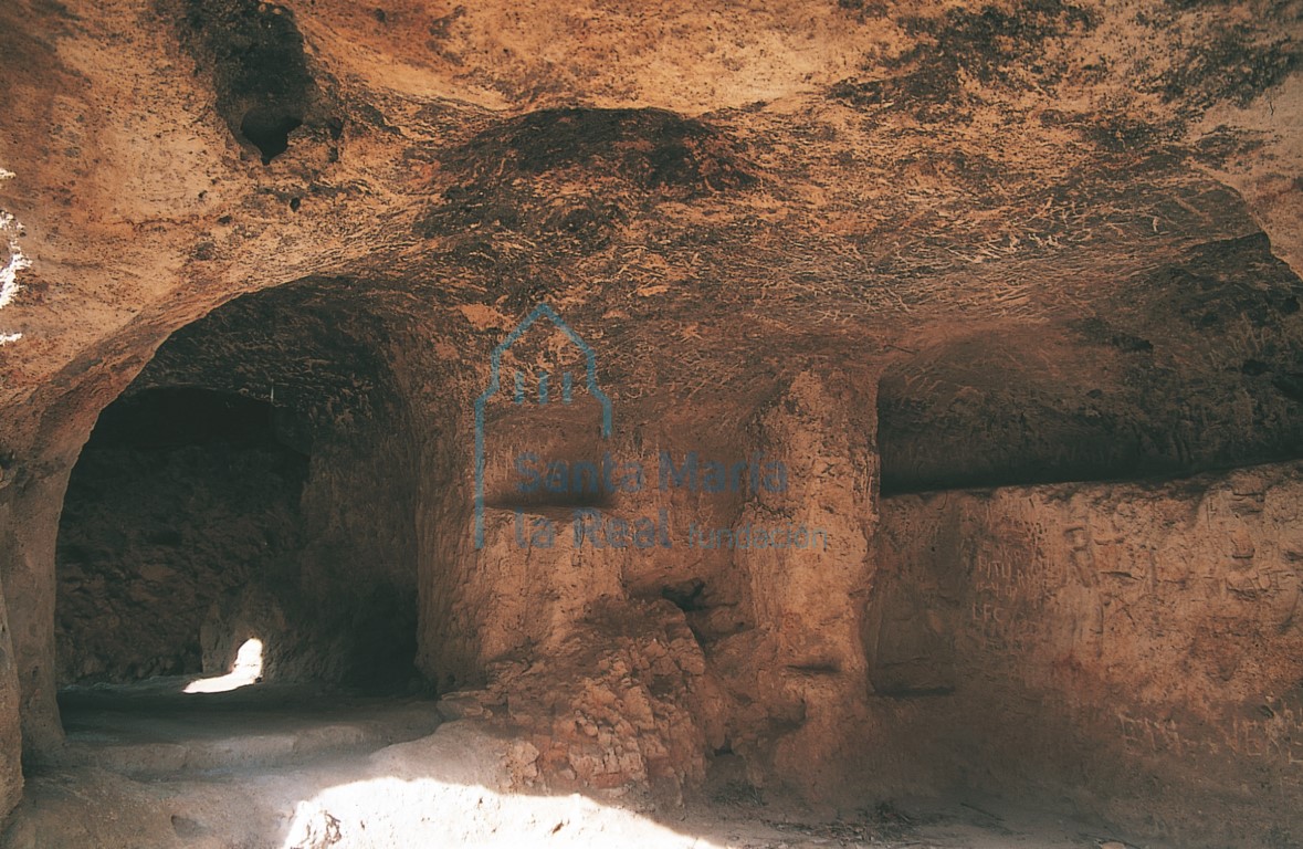 Interior del eremitorio conocido como Cueva de los Portugueses