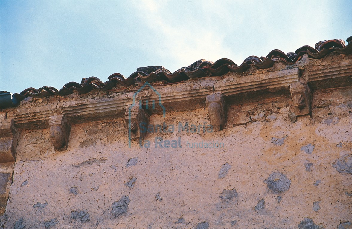 Canecillos reutilizados en el muro sur