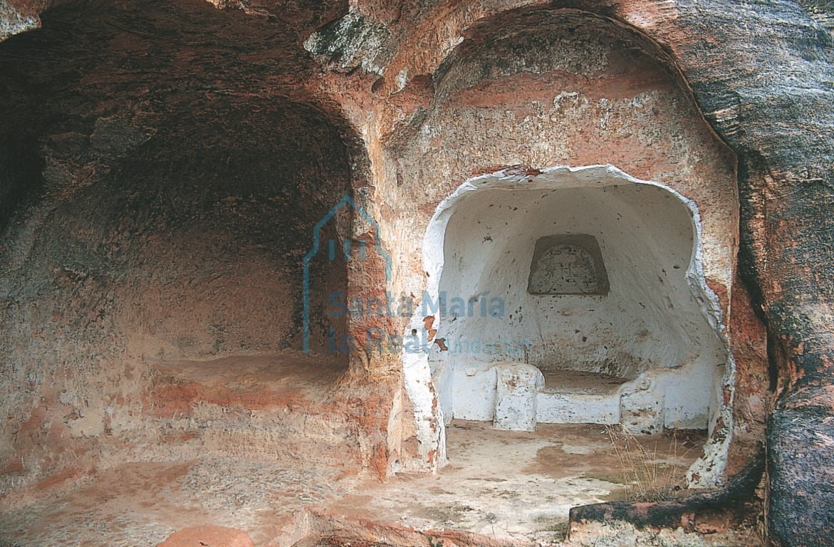 Interior con las capillas al fondo