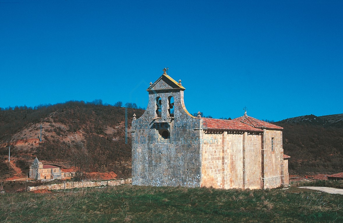 Panorámica de la ermita, con la iglesia parroquial al fondo