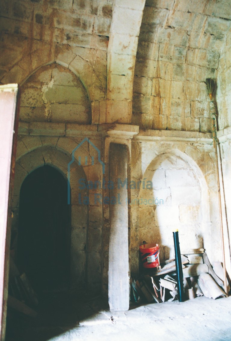 Antiguo pórtico bajo la torre, con puerta de acceso a la escalera de caracol