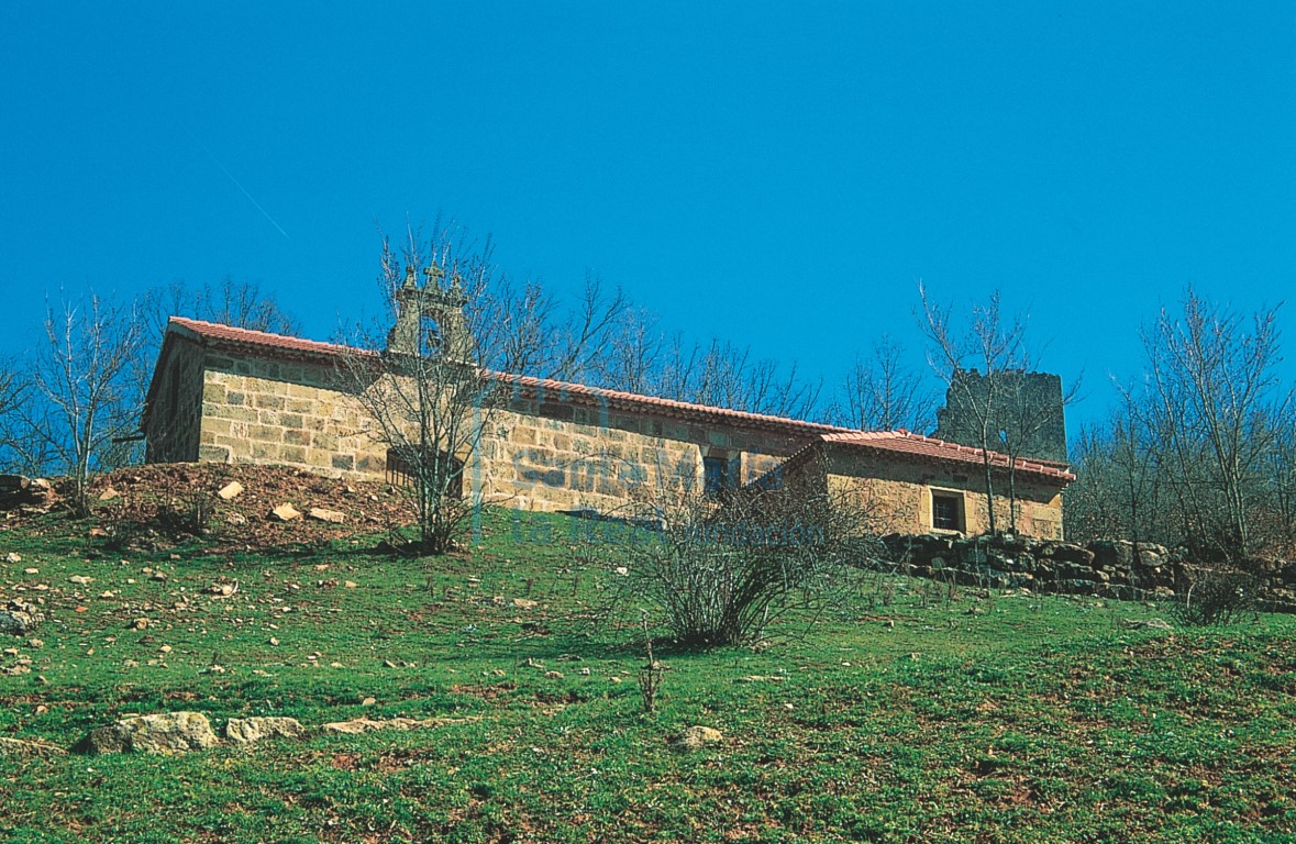 Castrovido, la ermita de Nuestra Señora del Carmen y al fondo restos de la torre