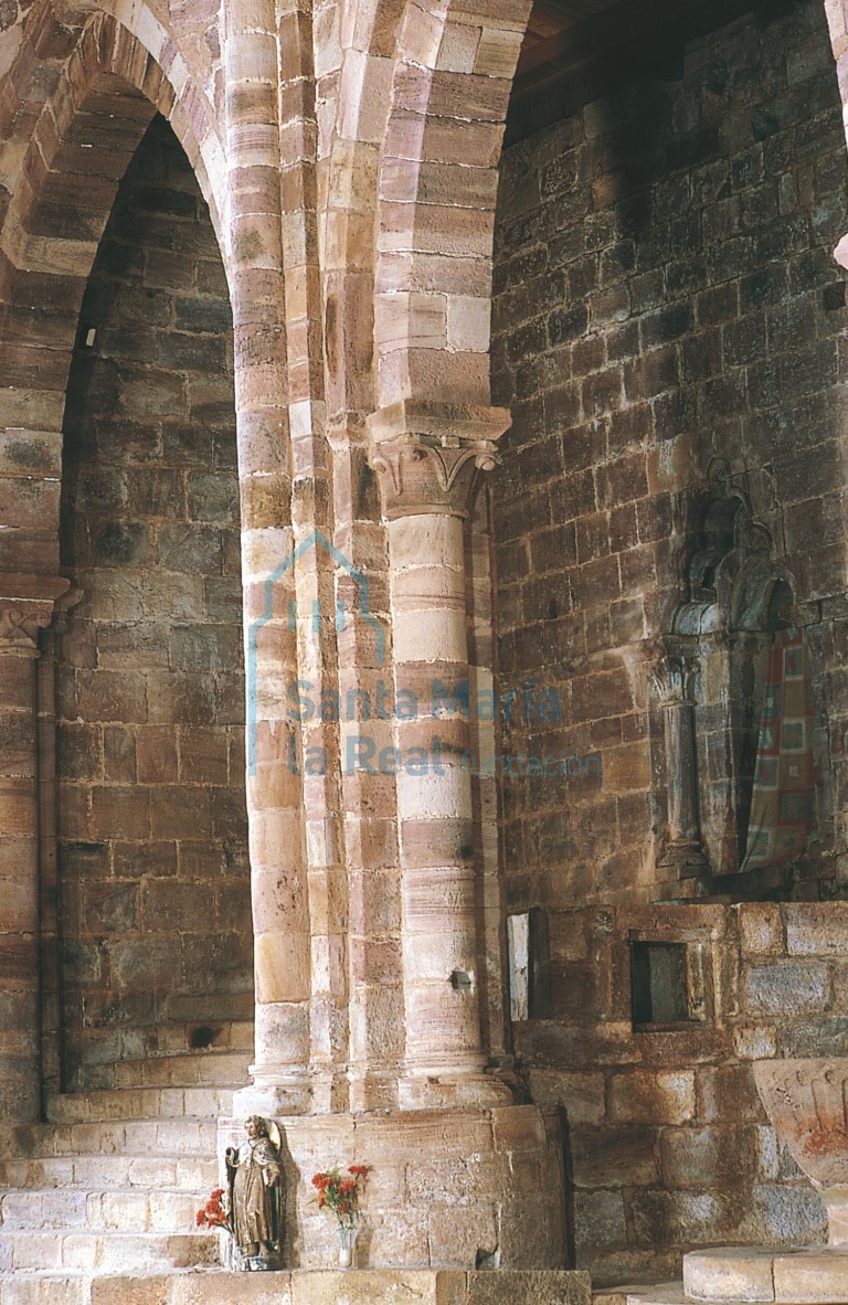 Pilar del primer tramo de la nave de la epístola y acceso a la torre