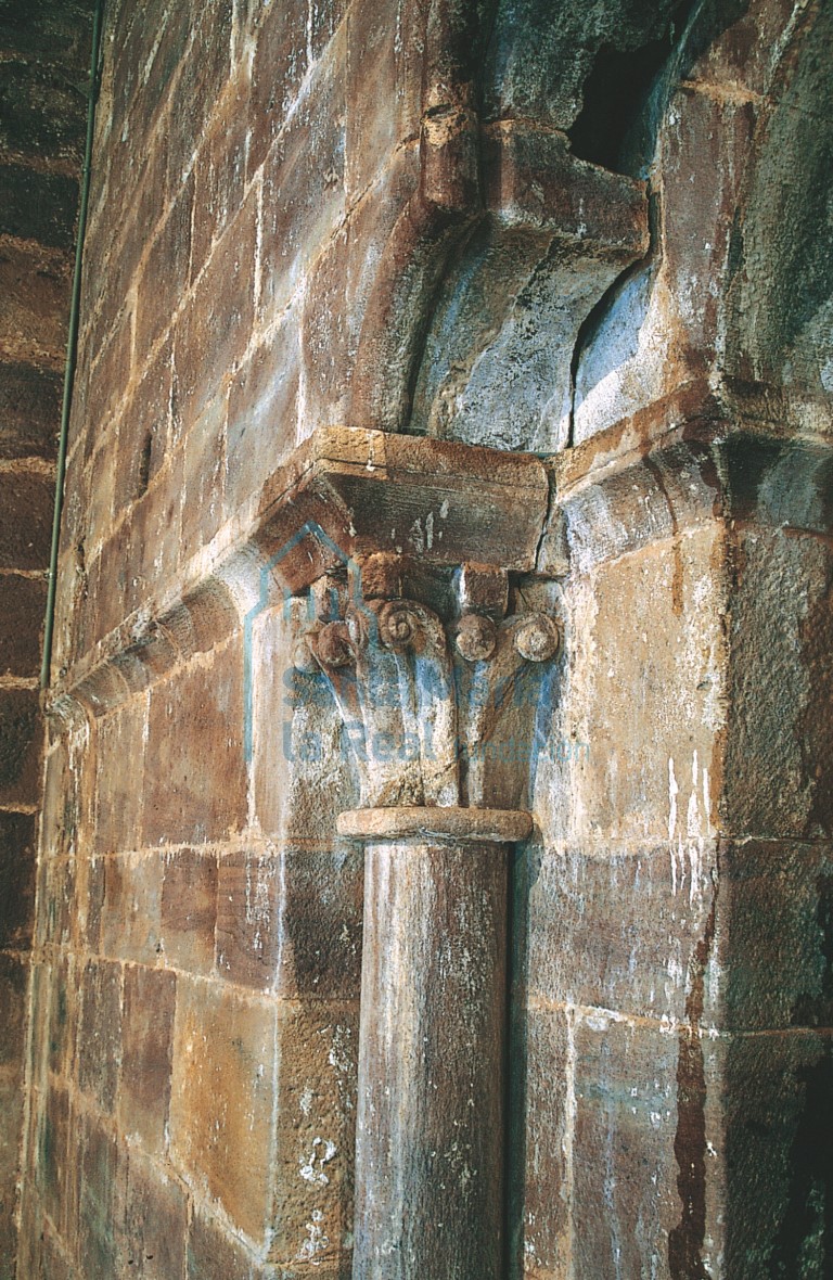 Capitel del acceso a la torre