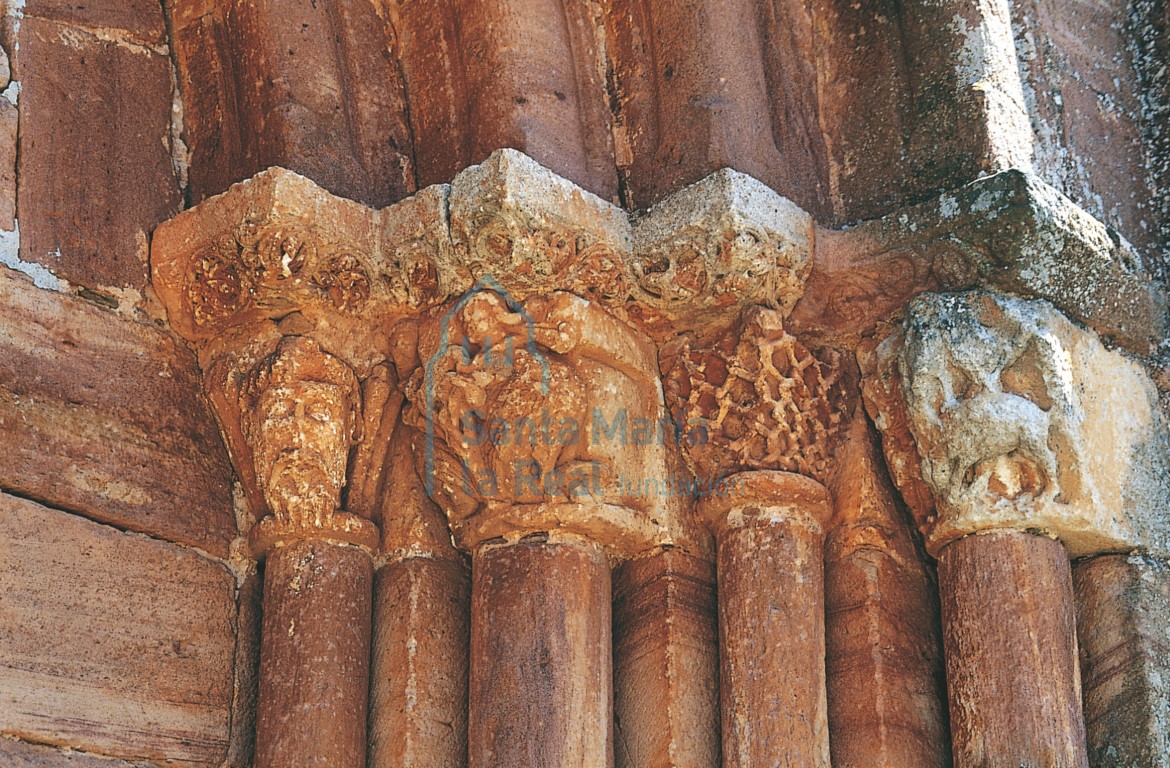 Capiteles del lado derecho de la portada oeste