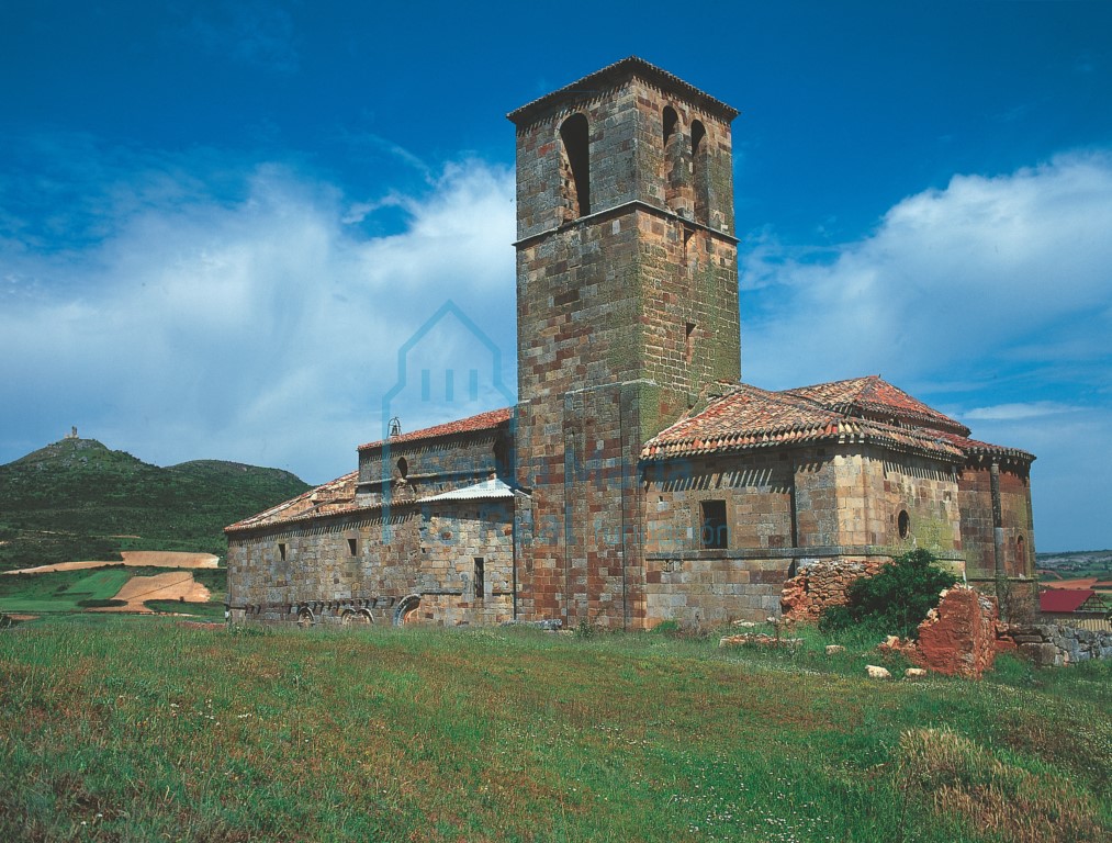 La iglesia de Lara y, al fondo, las ruinas del mítico castillo