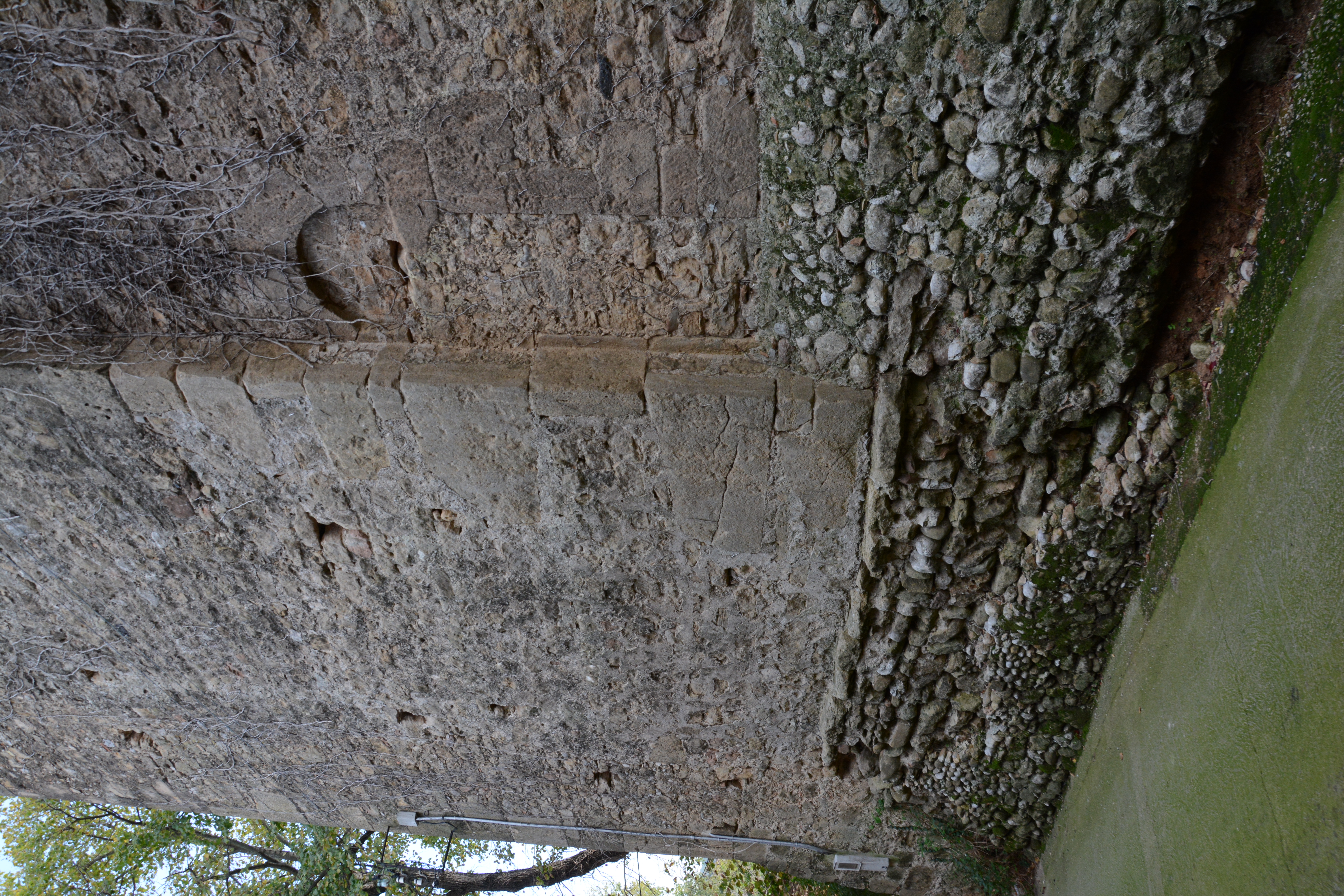 Restos románicos del muro