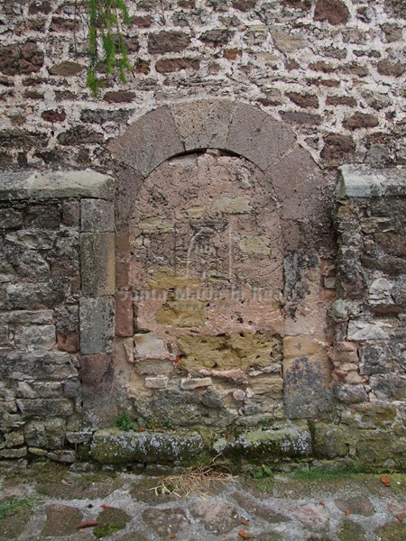 Puerta cegada del muro norte