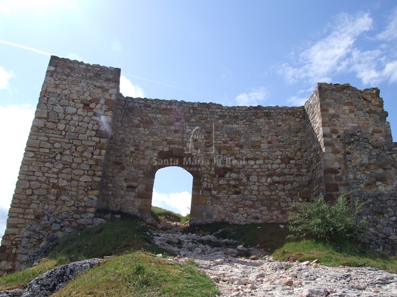 Puerta de acceso al castillo