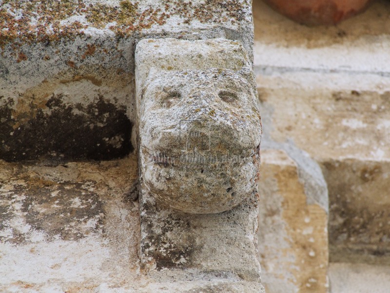 Canecillo de la portada