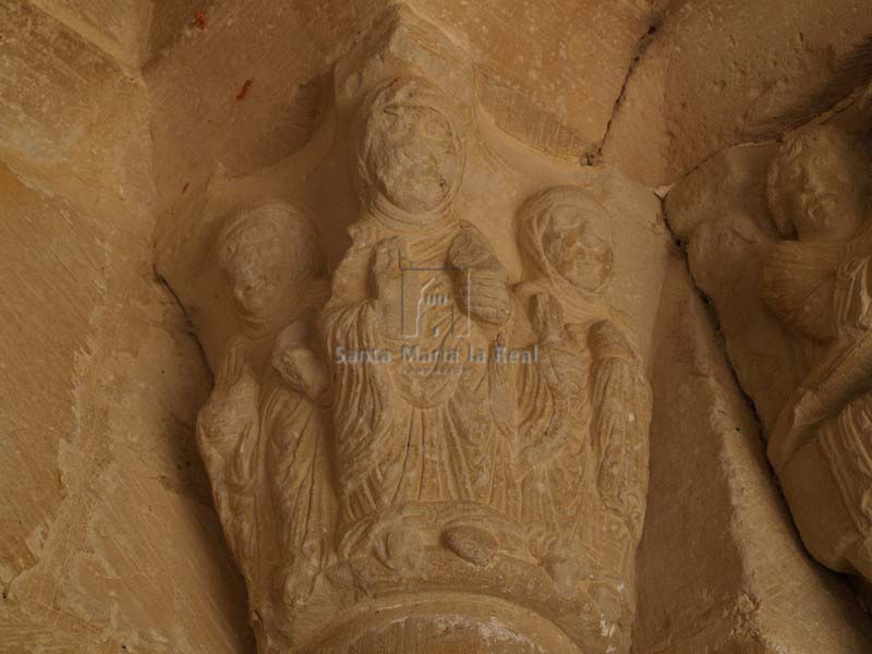 Capitel de la portada con las Tres Marías presentándose ante el sepulcro de Cristo
