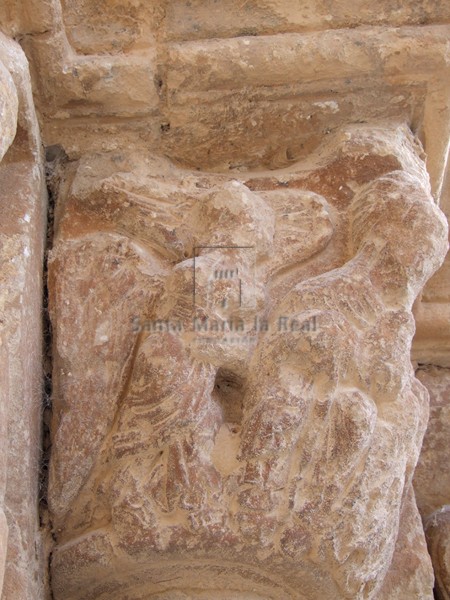 Capitel representando un ángel y San José