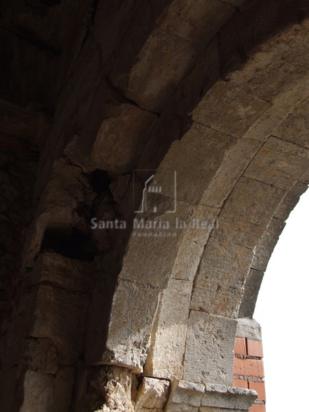 Detalle de la portada desde el interior