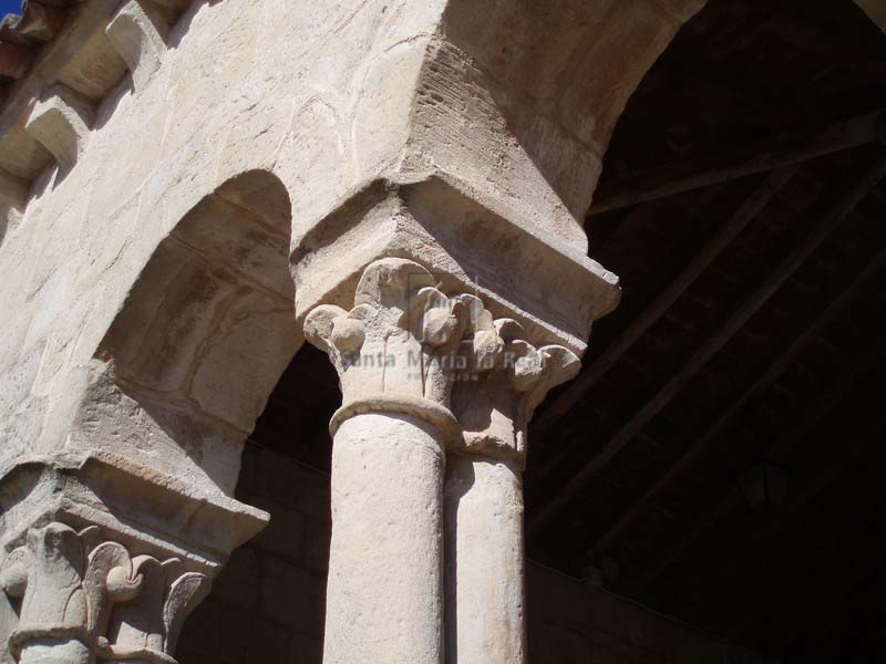 Capiteles del pórtico