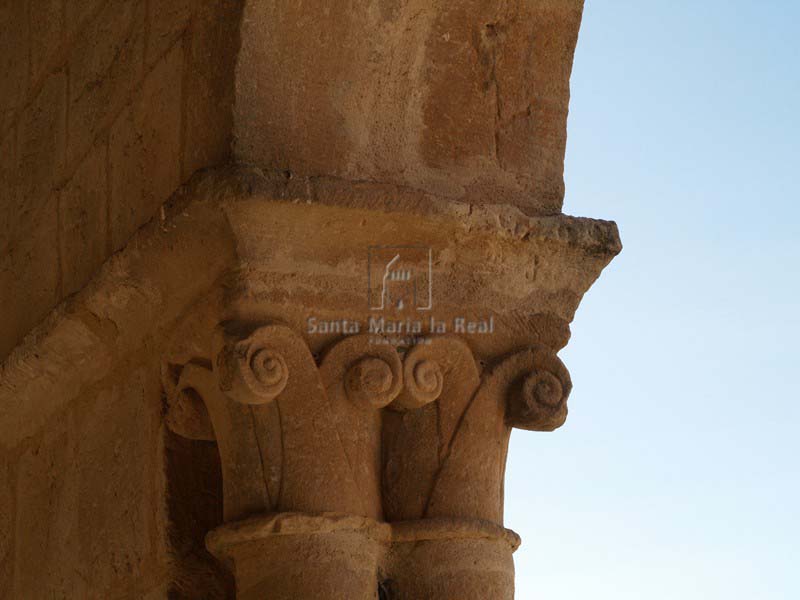 Capitel de la galería porticada