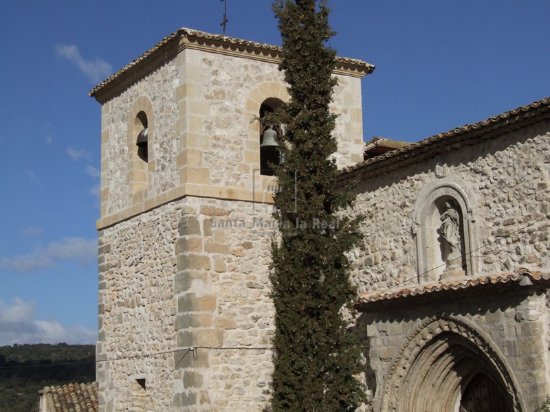 Vista de la torre y portada