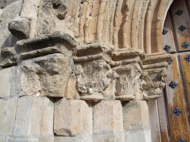 Detalle de los capiteles del lado izquierdo de la portada sur