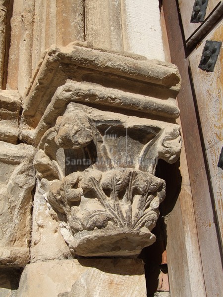 Capitel del lado izquierdo de la portada