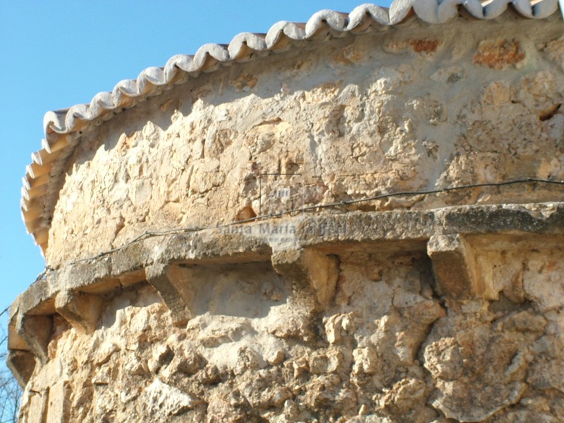 Detalle de la cornisa del ábside