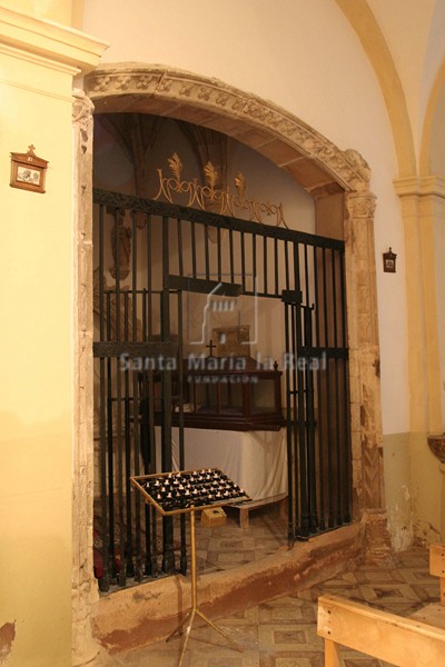 Puerta de acceso a la Capilla de Martín Fernández