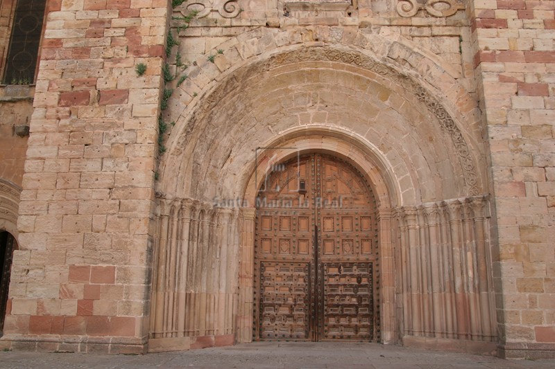 Portada central de la fachada occidental