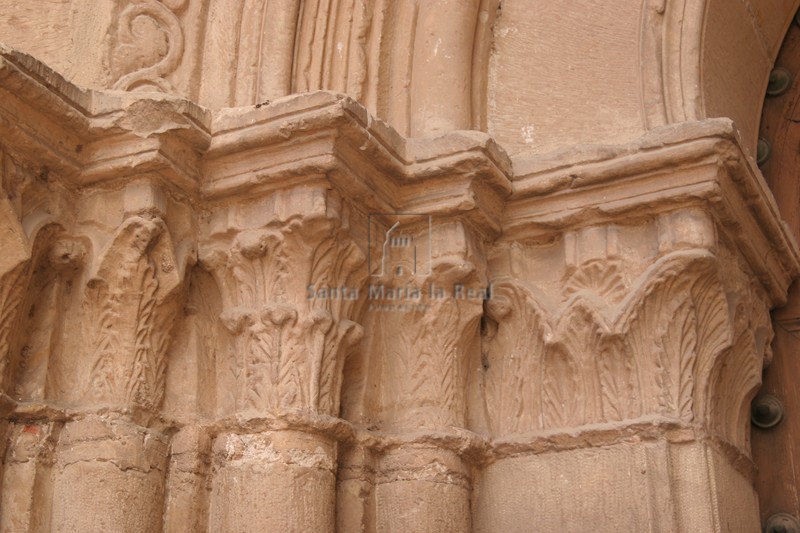 Capiteles de la portada del lado de la Epístola de la fachada occidental