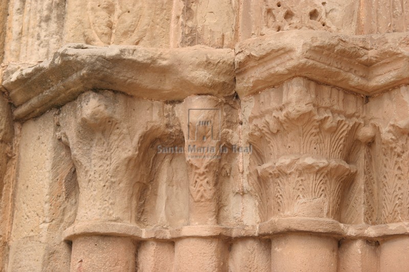 Capiteles de la portada del lado del Evangelio de la fachada occidental