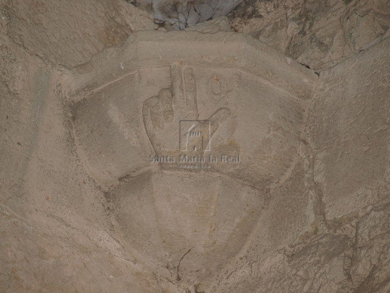 Ménsula de la antigua bóveda del atrio que representa una mano en actitud de bendecir o mano protectora, Dextera Dei