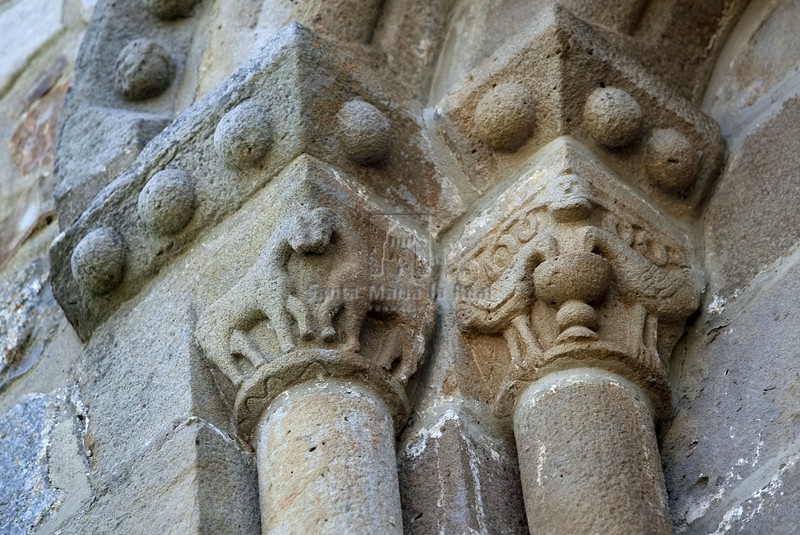 Capiteles, lado izquierdo de la ventana superior del muro norte