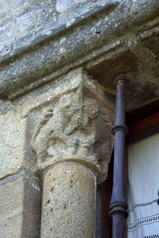 Capiteles, lado izquierdo de la ventana inferior del muro norte
