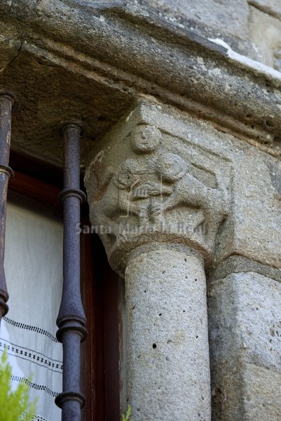 Capiteles, lado derecho de la ventana inferior del muro norte