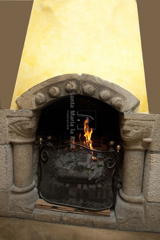 Restos de una antigua ventana utilizados como chimenea