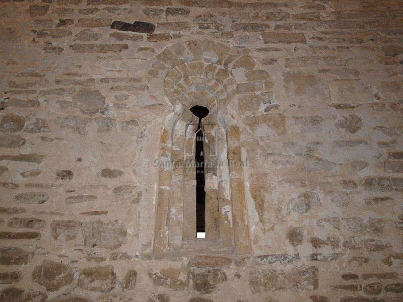Ventana prerrománica incrustada en el muro oriental actualmente cabecera de la iglesia
