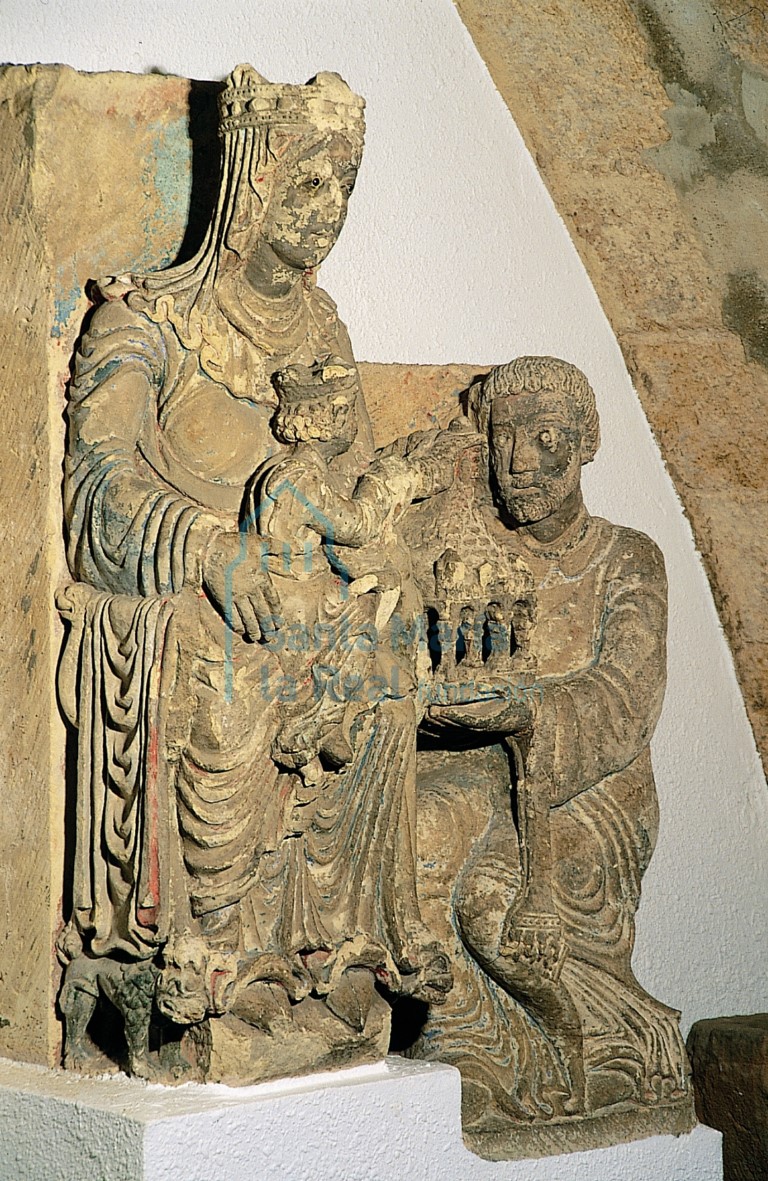Vista lateral del relieve de la Majestad de la Virgen con donante