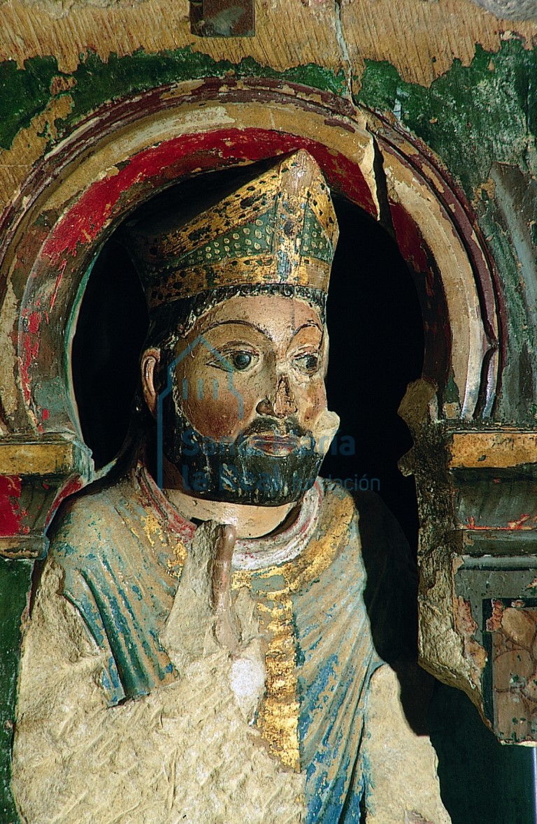 Detalle del relieve de un obispo