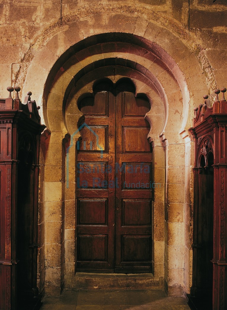 Puerta de la nave central de la basílica al Panteón